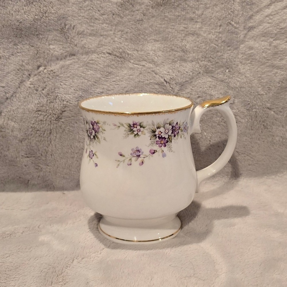 Elizabethan Staffordshire Fine Bone China‎ Mug Purple Floral Gold Trim England